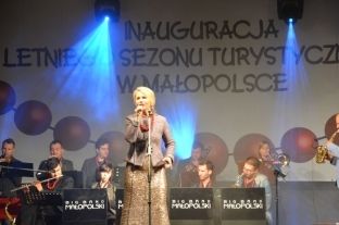 Koncert Anny Jurksztowicz, Krzesimira Dbskiego i Big Bandu Maopolskiego na Inauguracj Festiwalu Muzyka Zaklta w Drewnie