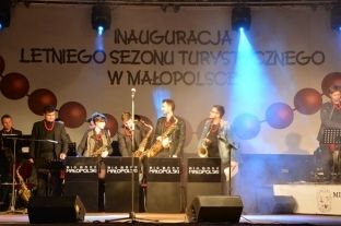 Koncert Anny Jurksztowicz, Krzesimira Dbskiego i Big Bandu Maopolskiego na Inauguracj Festiwalu Muzyka Zaklta w Drewnie