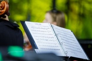 Koncert plenerowy Grohman Orchestra przy kociele pw. w. Leonarda
