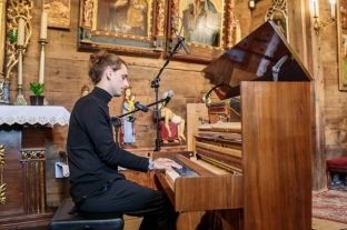 Wojtek Szczepanik – piano solo w Powroniku