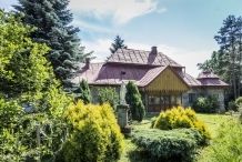 Der aus Lärchenholz gebaute Gutshof in Wielog³owy